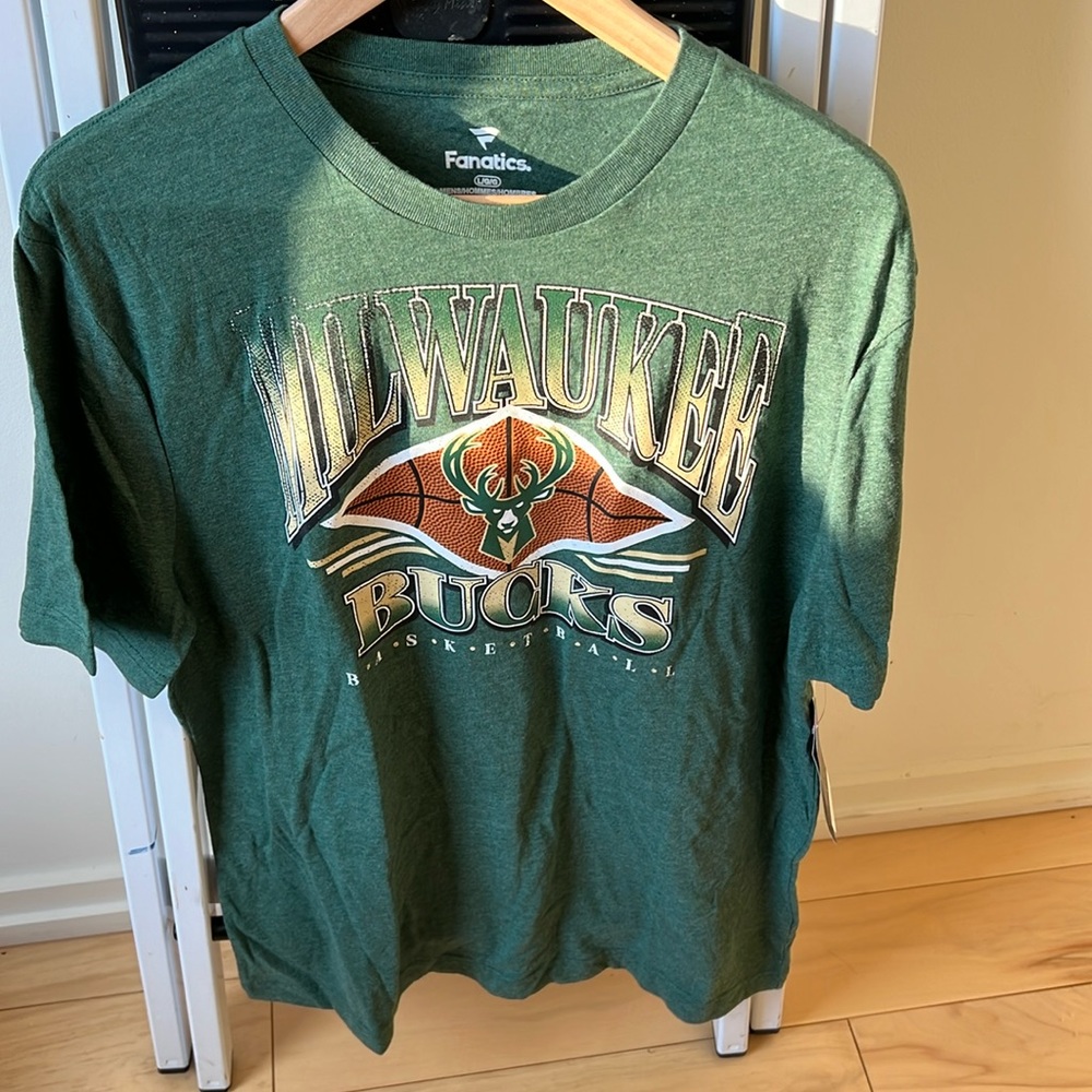 Milwaukee Bucks Men’s T-shirt green Fanatics brand. NWT.